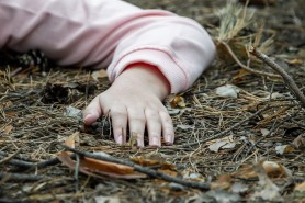 Două adolescente de 14 şi 15 ani, târâte într-o pădure şi violate de opt bărbaţi. Atacatorii au plecat apoi să sărbătorească